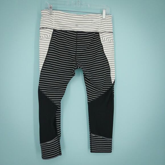 Athleta Size Medium M Relay Striped Capri Black White Active Pockets Leggings - Picture 3 of 9